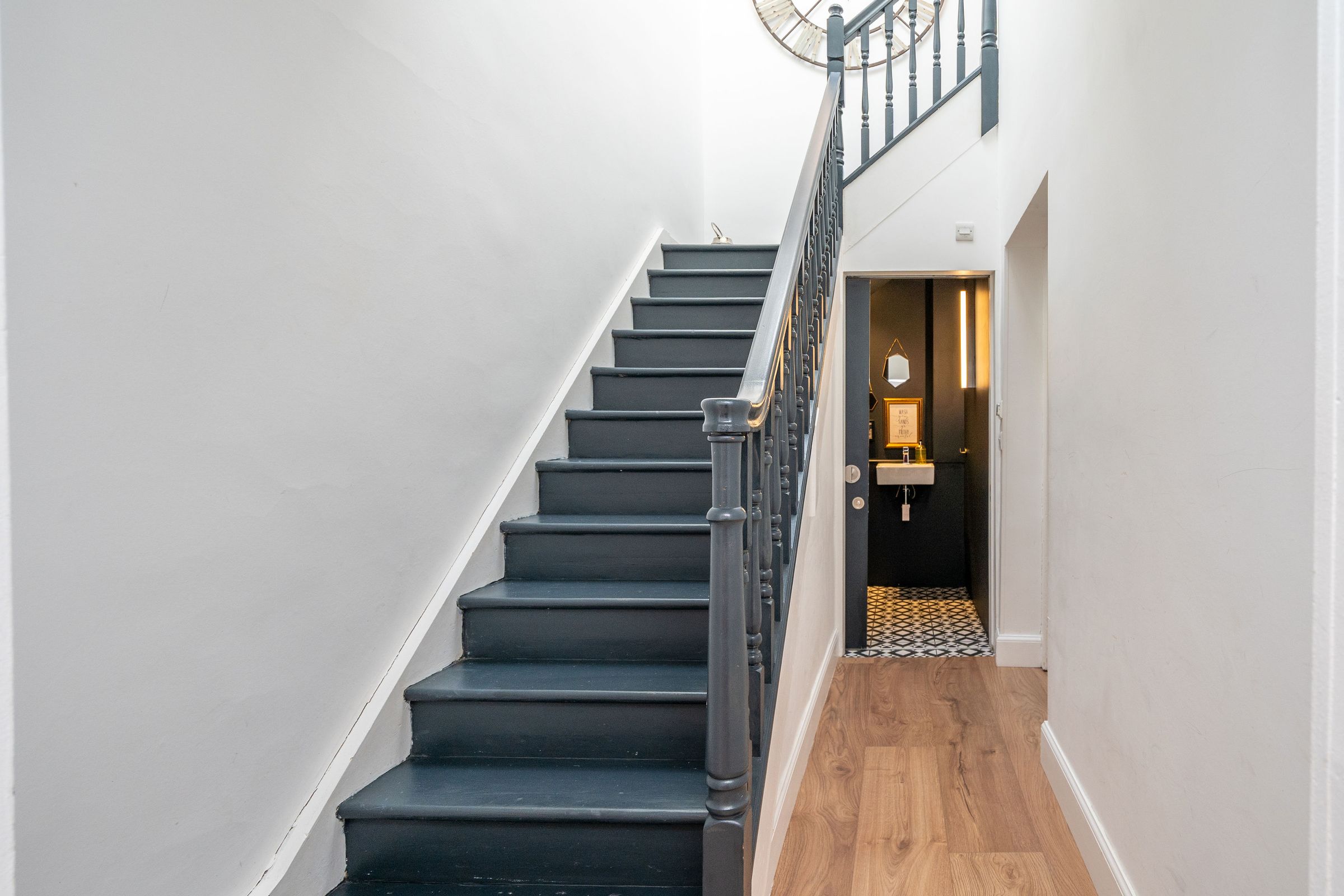 Elegant landing with white walls and decorative cornicing — Edinburgh